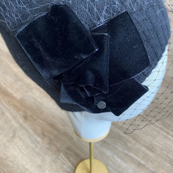 Kaszmirowa czapka z tiulem i aksamitną aplikacją.