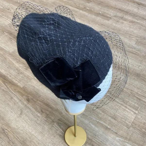 Kaszmirowa czapka z tiulem i aksamitną aplikacją.