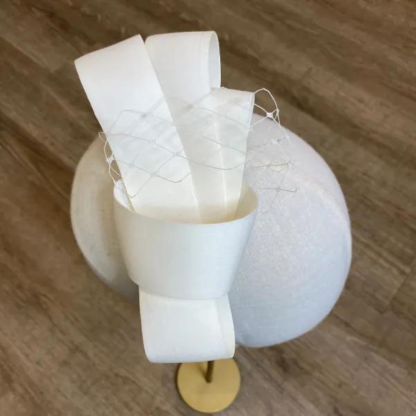 Jedwabny duży ślubny fascynator na głowę.