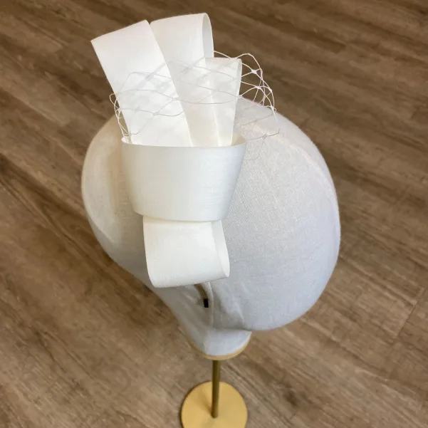 Jedwabny duży ślubny fascynator na głowę.