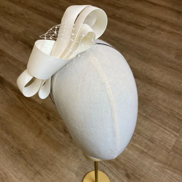 Jedwabny duży ślubny fascynator na głowę.