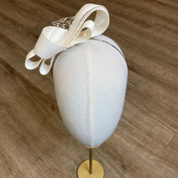 Jedwabny duży ślubny fascynator na głowę.