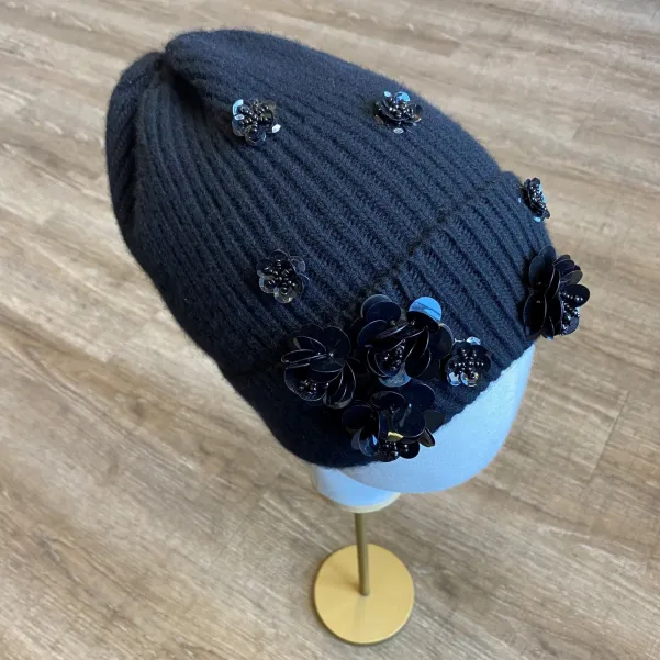 Elegancka czapka z wełny i kaszmiru z kwiatami.