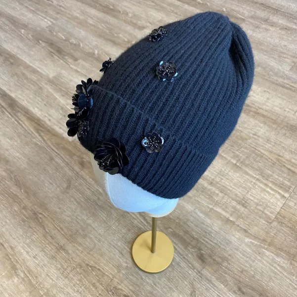 Elegancka czapka z wełny i kaszmiru z kwiatami.