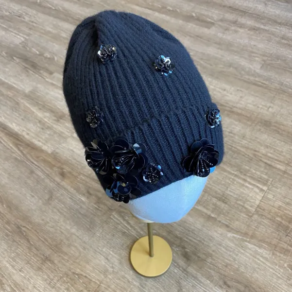 Elegancka czapka z wełny i kaszmiru z kwiatami.