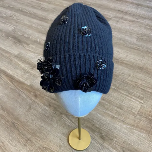 Elegancka czapka z wełny i kaszmiru z kwiatami.