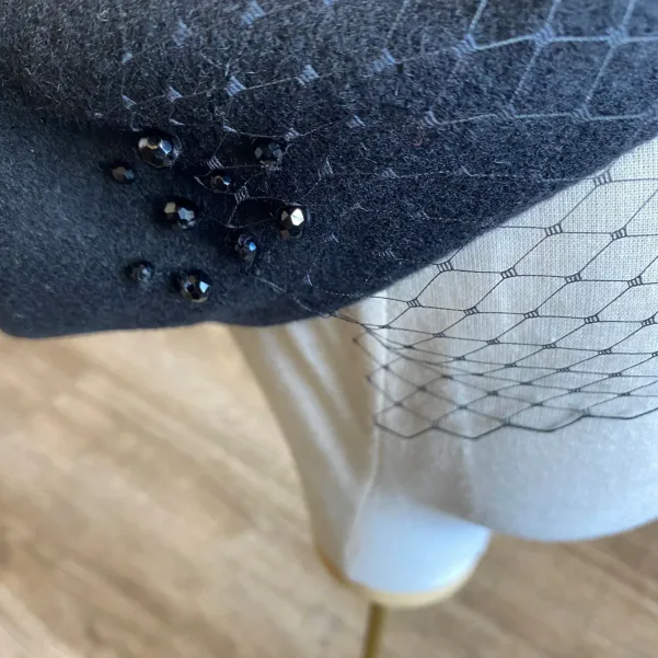 Czarny wełniany beret z woalką i kryształkami