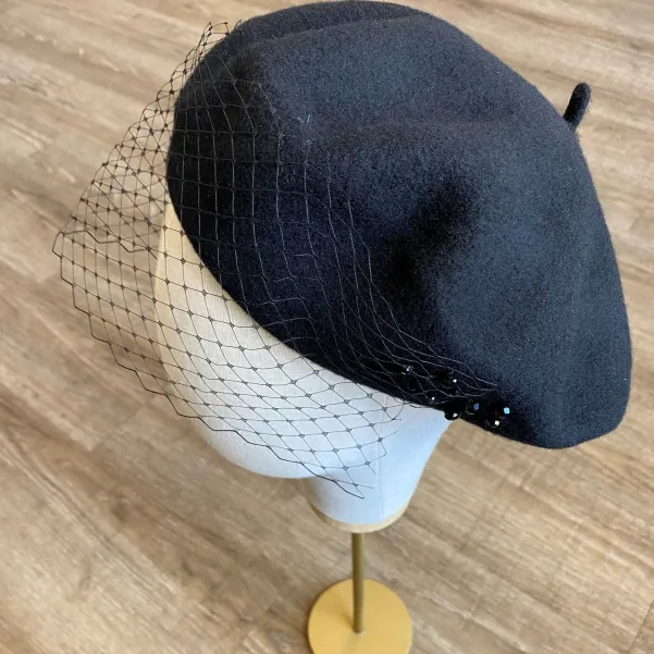Czarny wełniany beret z woalką i kryształkami