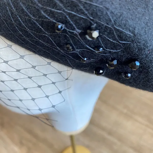 Czarny wełniany beret z woalką i kryształkami