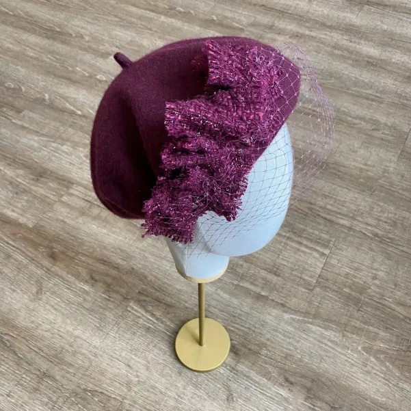 Beret wełniany w kolorze ciemnego bordo z tweedem i woalką.