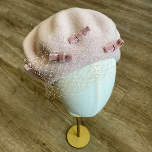 Beret wełniany z kokardkami i woalką brudny róż.