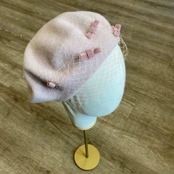 Beret wełniany z kokardkami i woalką brudny róż.