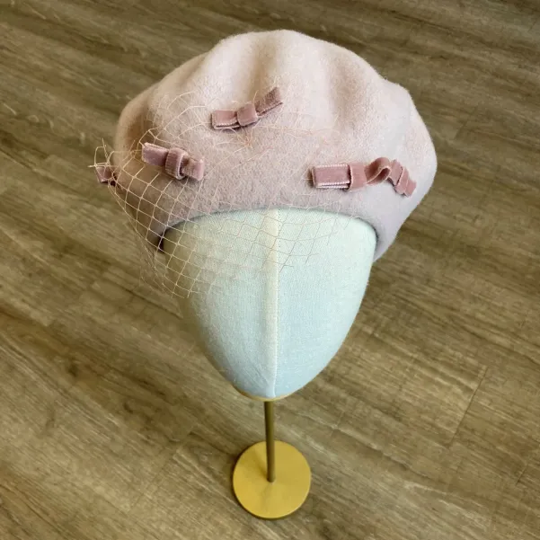 Beret wełniany z kokardkami i woalką brudny róż.