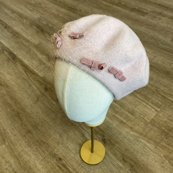 Beret wełniany z kokardkami i woalką brudny róż.