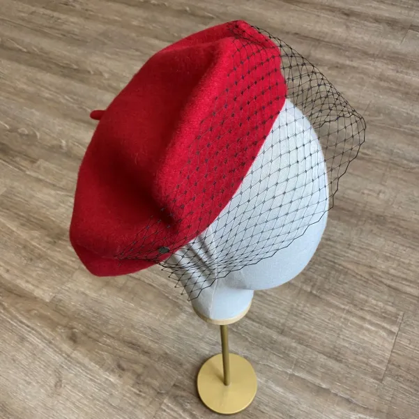 Czerwony paryski beret z woalką.