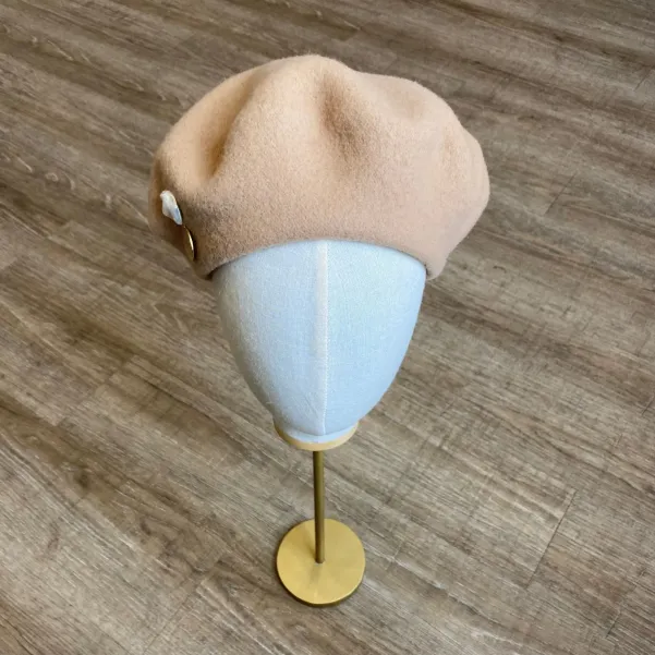 Beżowy klasyczny beret damski z perłą.