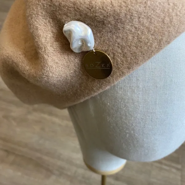 Beżowy klasyczny beret damski z perłą.