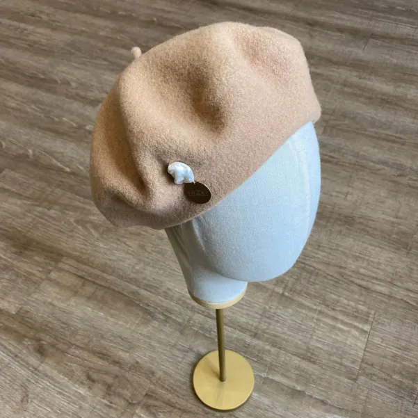Beżowy klasyczny beret damski z perłą.