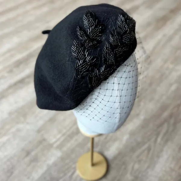 Stylowy beret damski z koralikami i woalką.