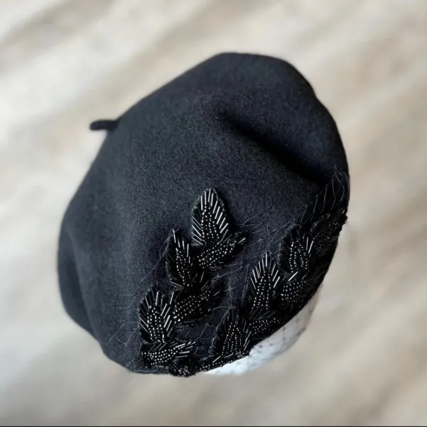 Stylowy beret damski z koralikami i woalką.
