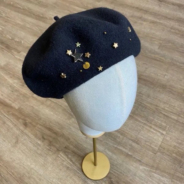 Gwiezdny beret damski z biżuteryjnym zdobieniem.