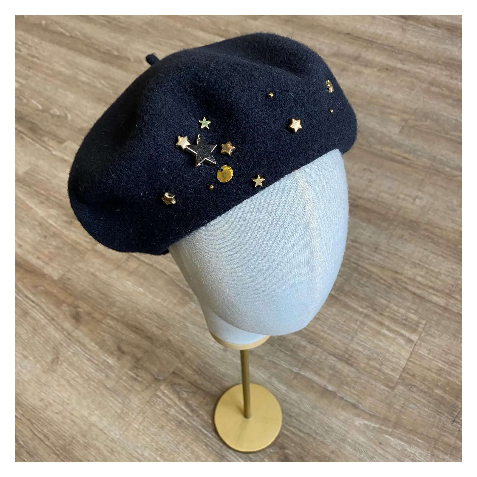Gwiezdny beret damski z biżuteryjnym zdobieniem.