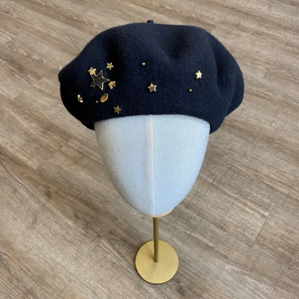Gwiezdny beret damski z biżuteryjnym zdobieniem.