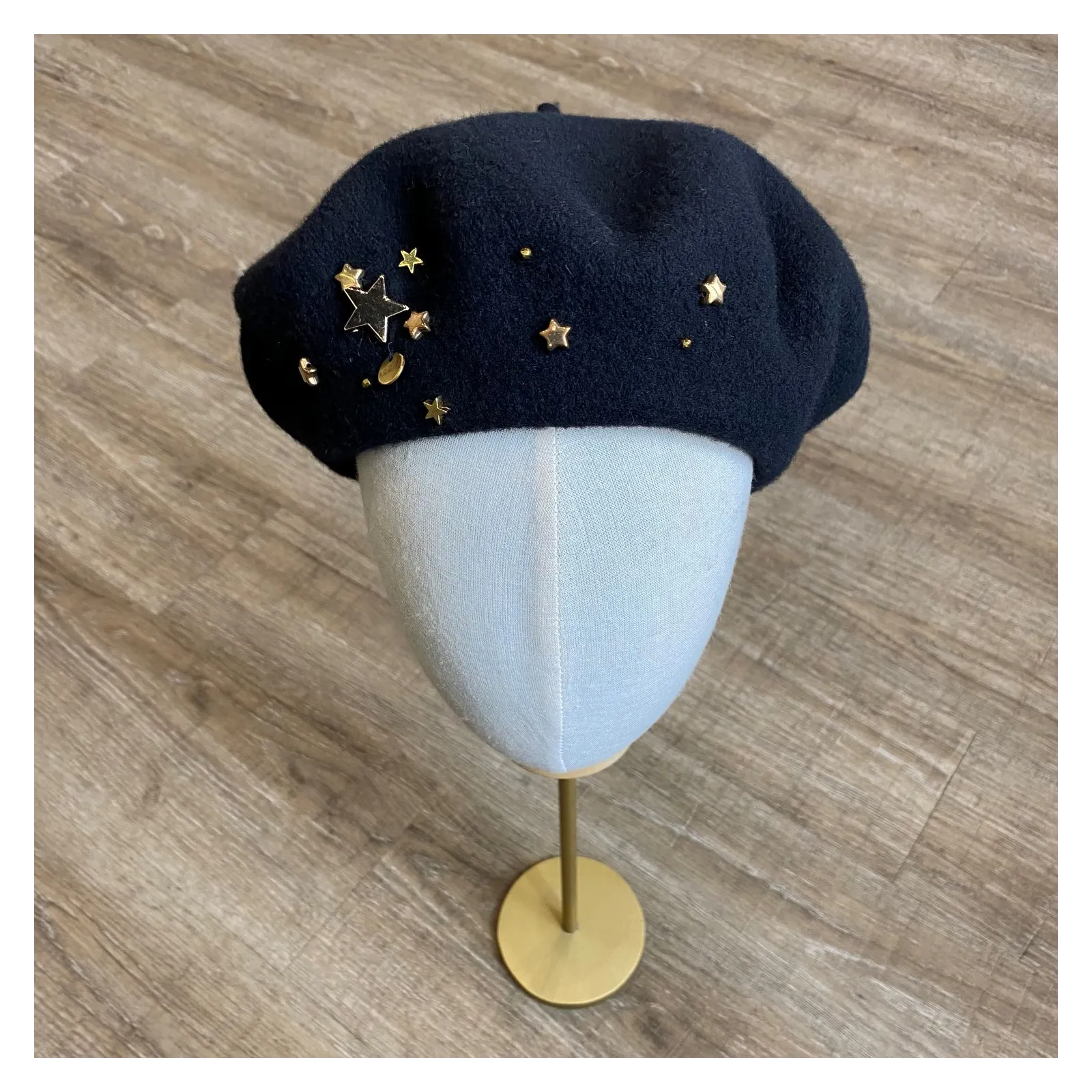 Gwiezdny beret damski z biżuteryjnym zdobieniem.