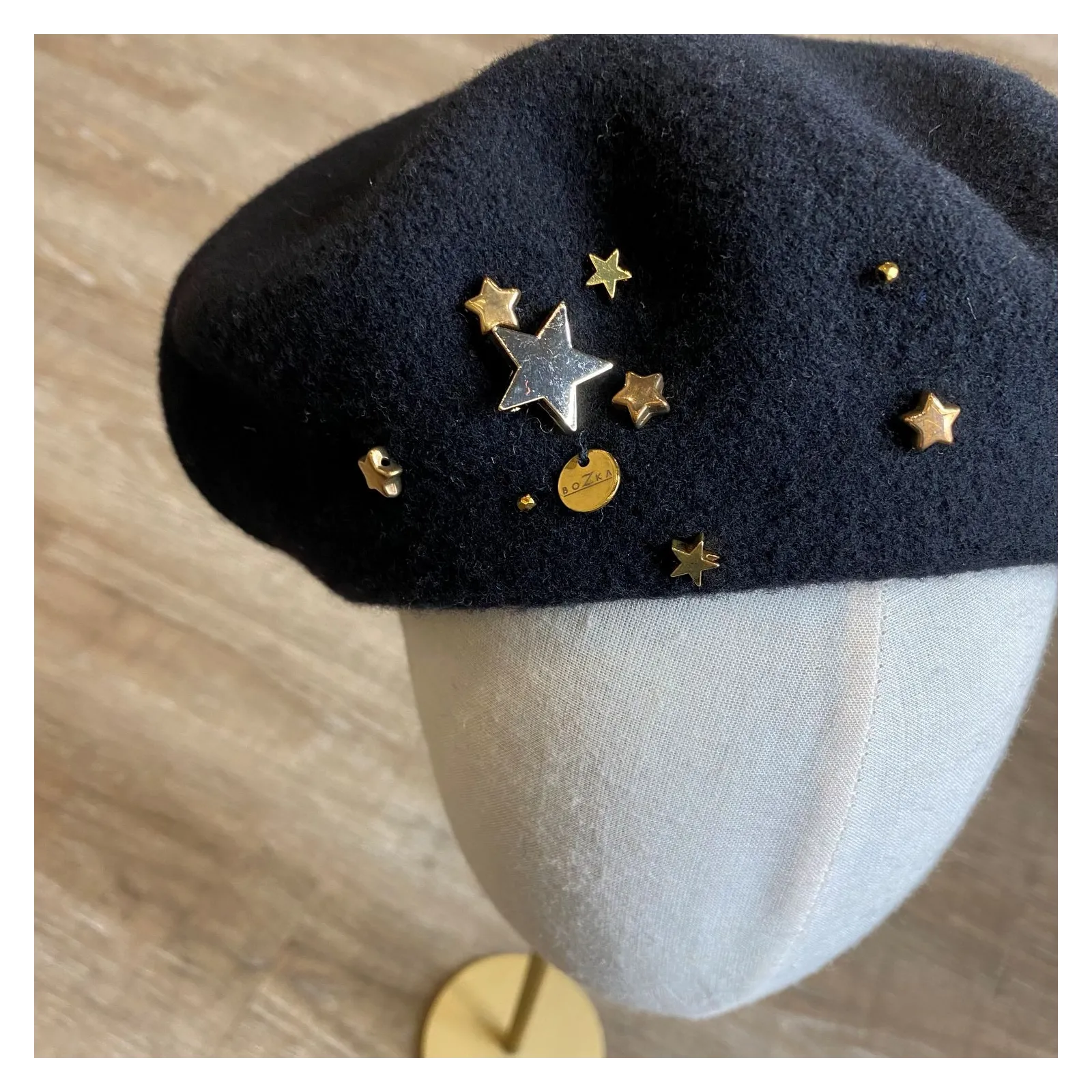 Gwiezdny beret damski z biżuteryjnym zdobieniem.