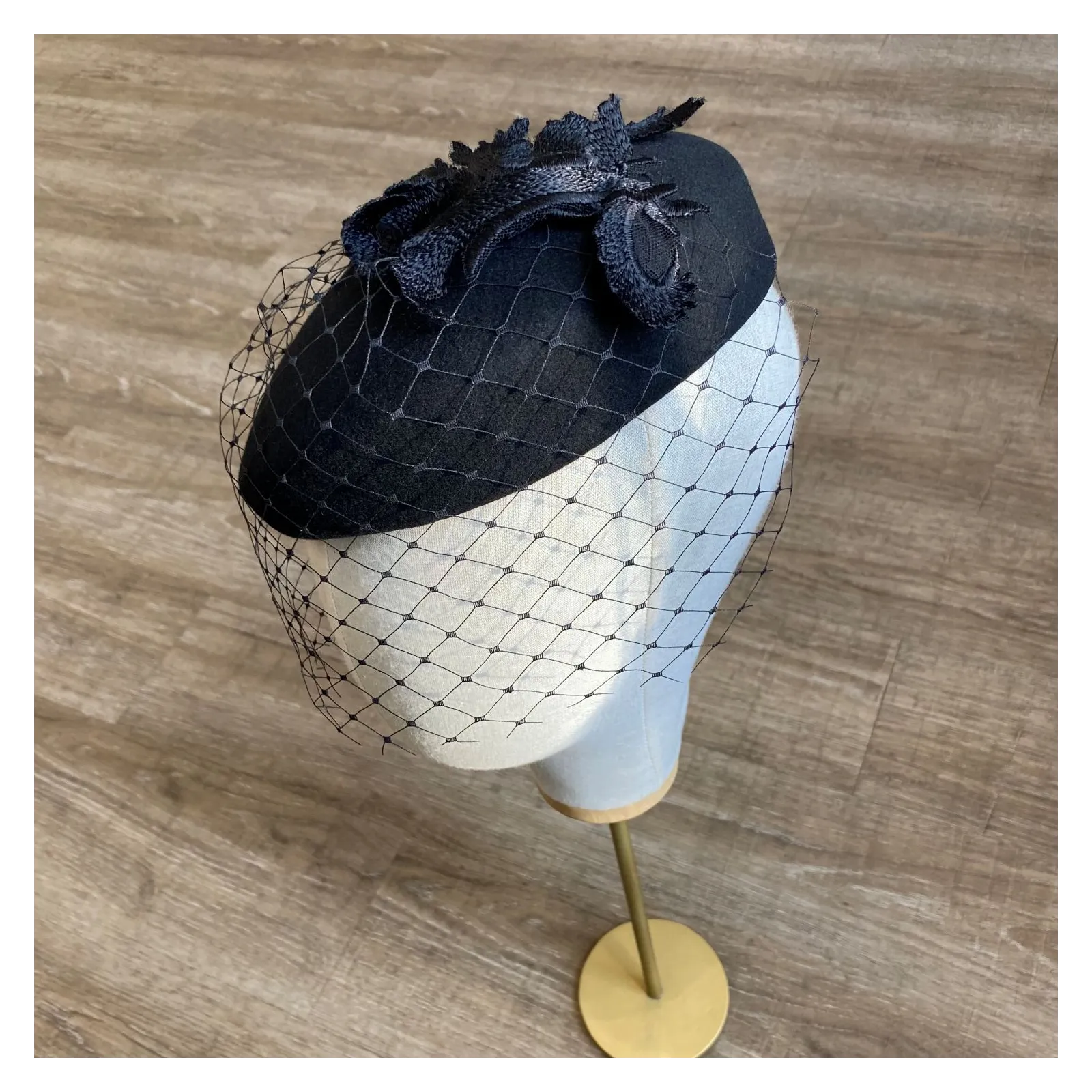 Toczek pogrzebowy z koronką i woalką na oczy.