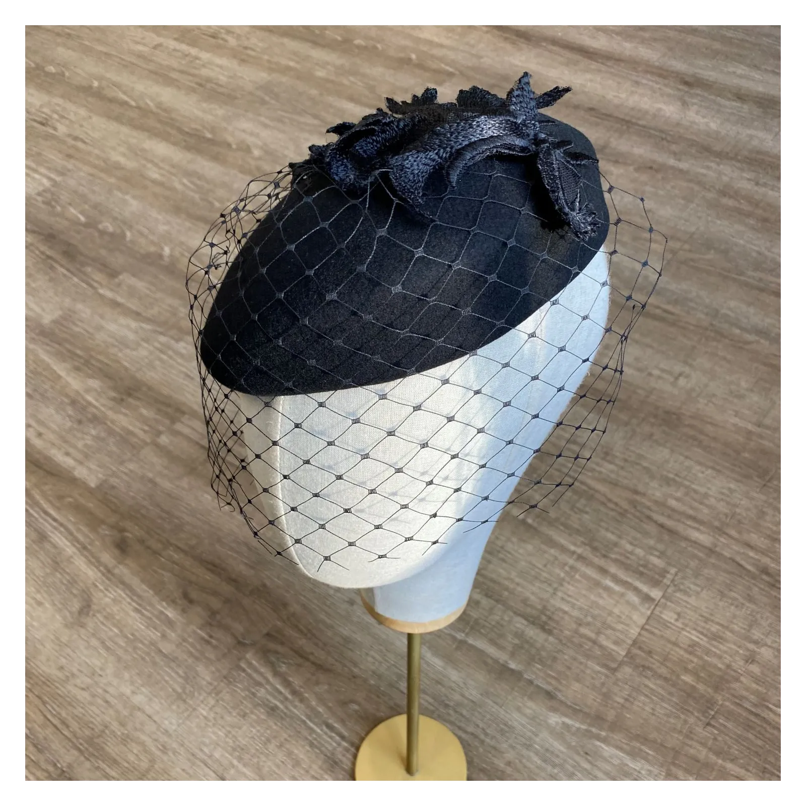 Toczek pogrzebowy z koronką i woalką na oczy.