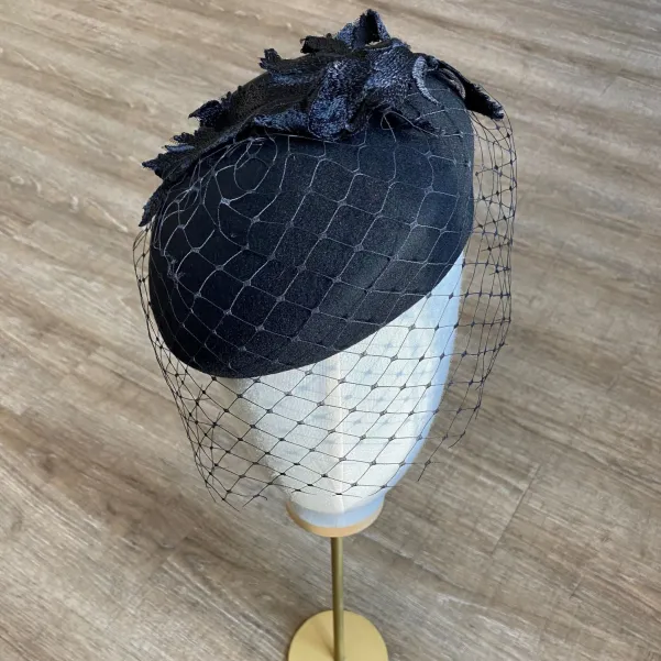 Toczek pogrzebowy z koronką i woalką na oczy.