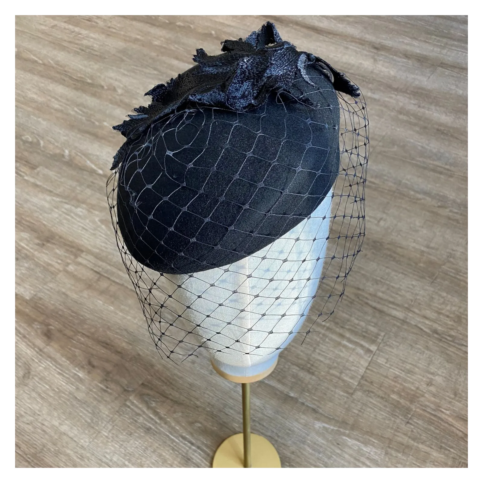 Toczek pogrzebowy z koronką i woalką na oczy.