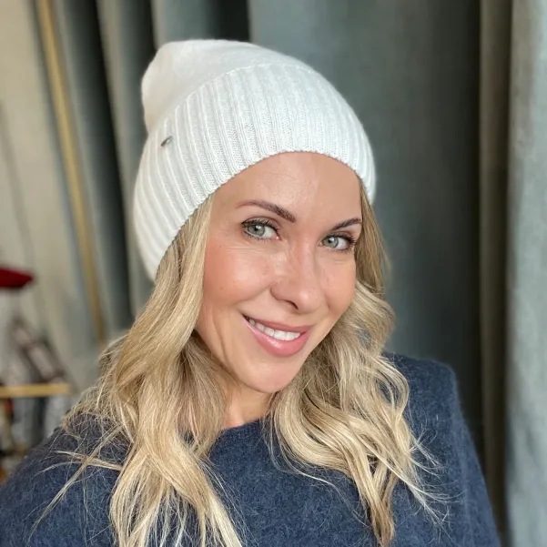 Beżowa czapka z wełną i kaszmirem polskiej marki.