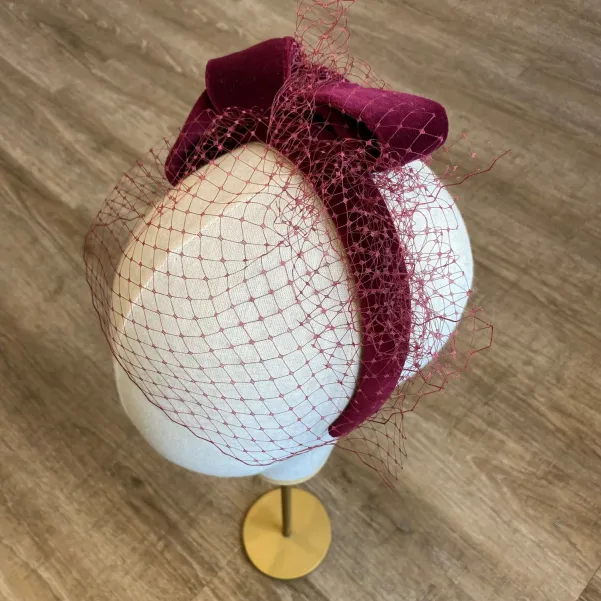 Opaska aksamitna, bordowa z woalką i z kokardą.