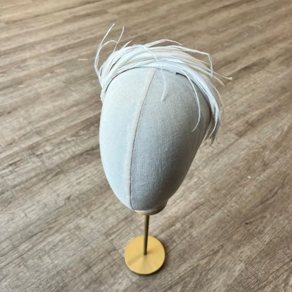 Opaska ślubna z piórkami typu Czarny Łabędź.