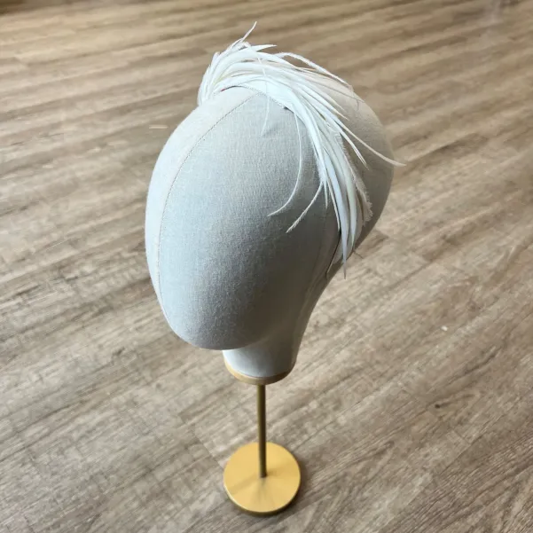 Opaska ślubna z piórkami typu Czarny Łabędź.