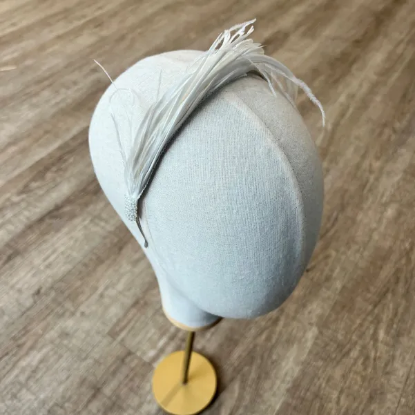 Opaska ślubna z piórkami typu Czarny Łabędź.