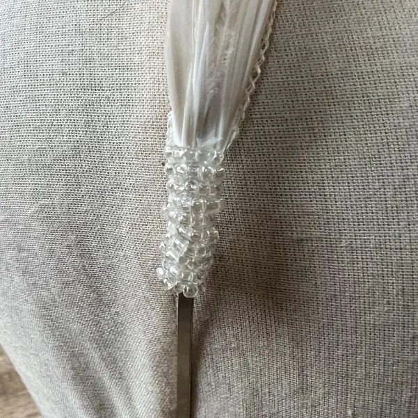 Opaska ślubna z piórkami typu Czarny Łabędź.