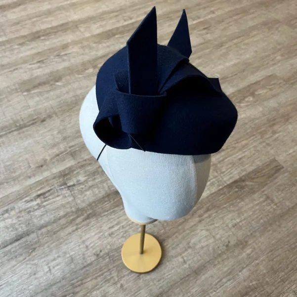 Elegancki nakrycie głowy, wizytowy toczek.