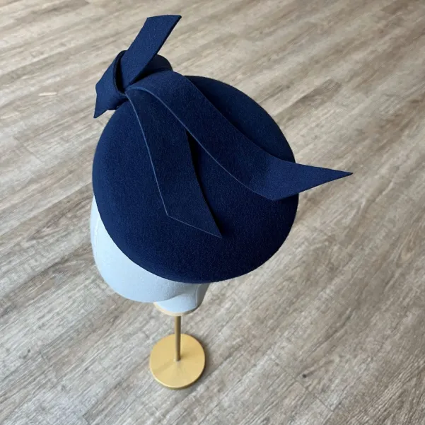 Elegancki nakrycie głowy, wizytowy toczek.