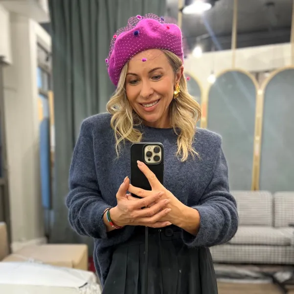 Różowy beret z nakrapianą woalką.