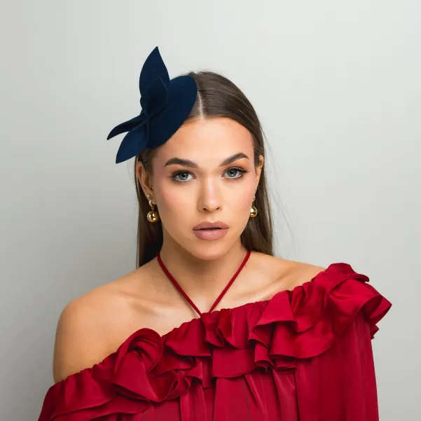 Granatowy mini kapelusik z gustowną ozdobą.