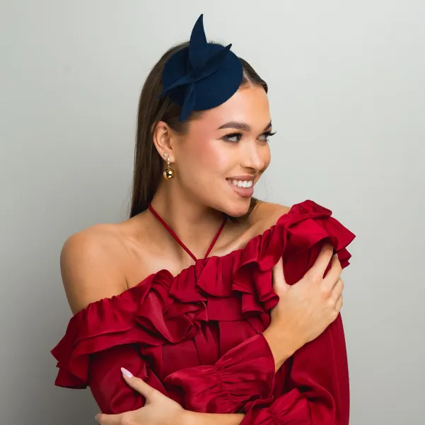 Granatowy mini kapelusik z gustowną ozdobą.