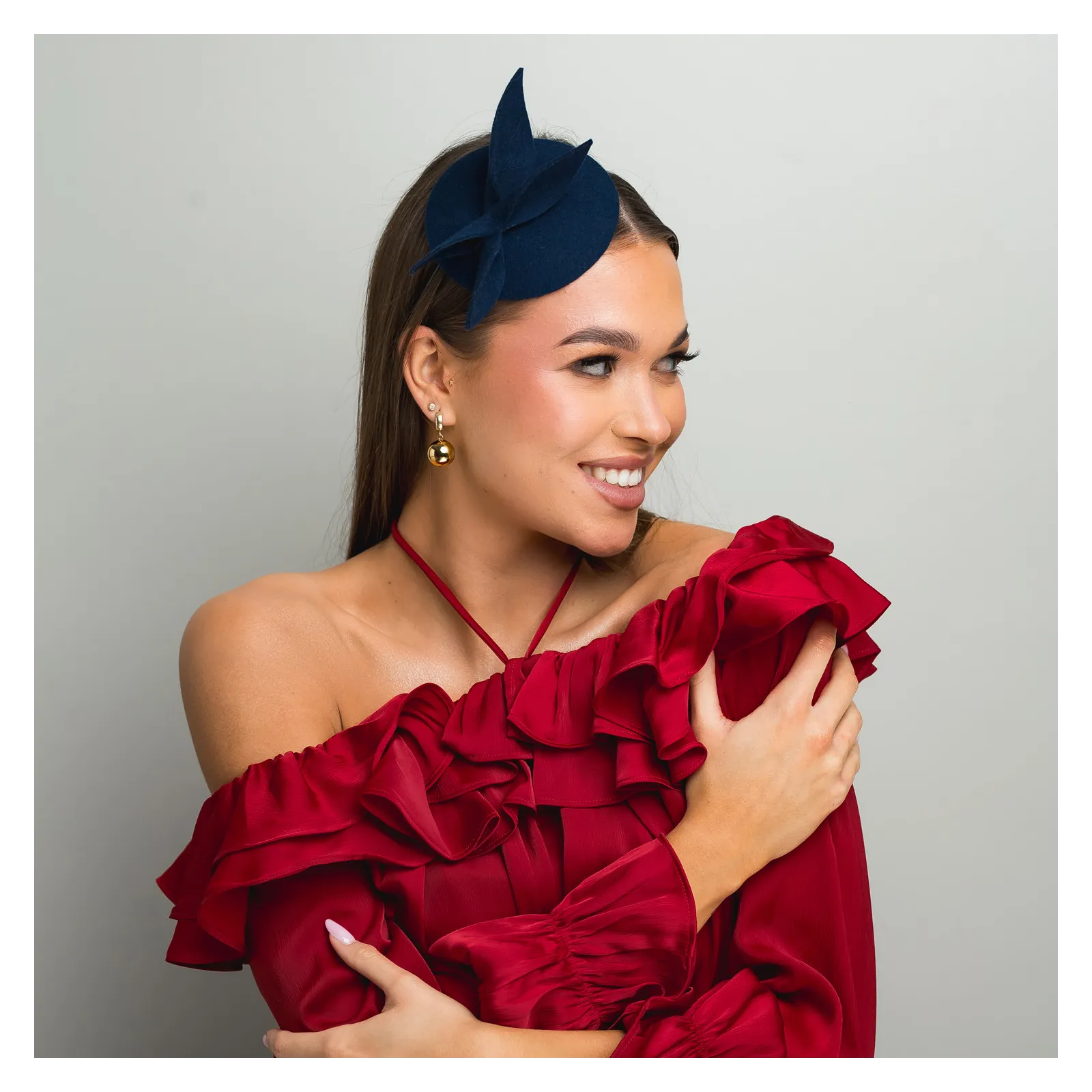 Granatowy mini kapelusik z gustowną ozdobą.