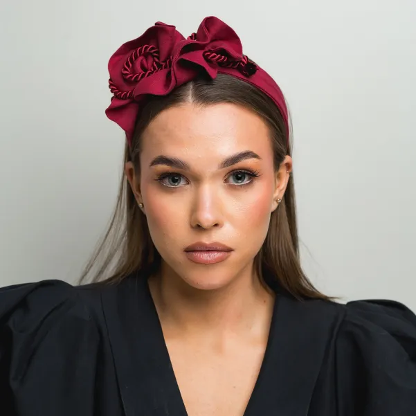 Wiśniowa lniana opaska z ozdobą i sznurkiem.