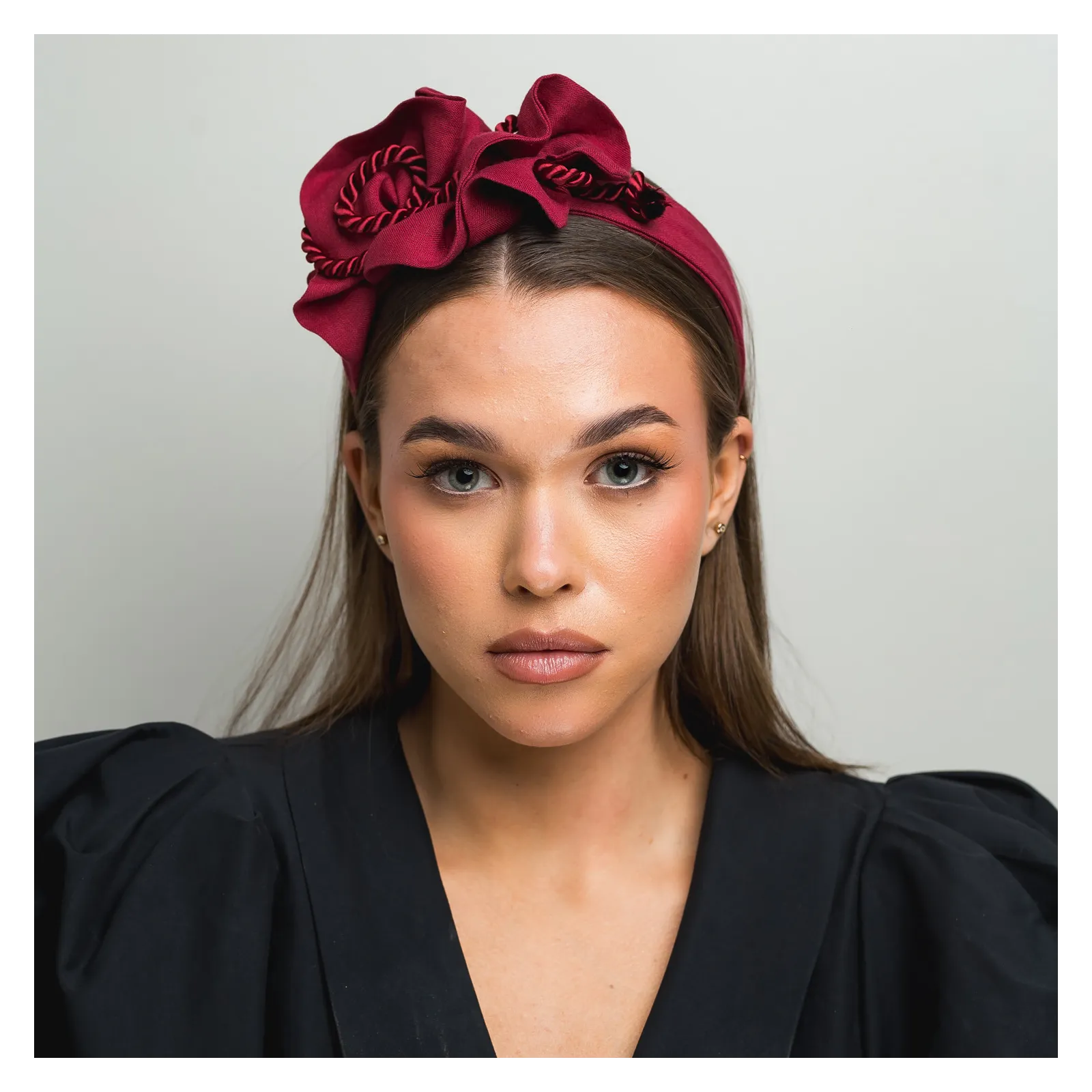 Wiśniowa lniana opaska z ozdobą i sznurkiem.