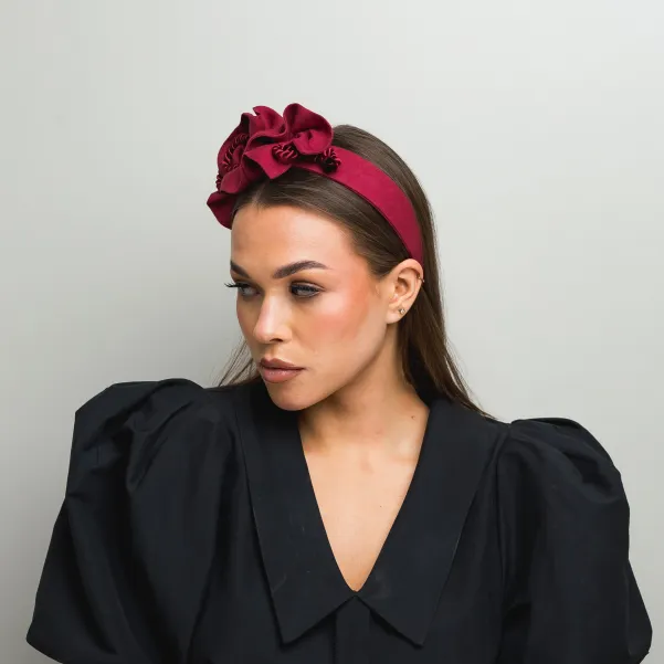 Wiśniowa lniana opaska z ozdobą i sznurkiem.