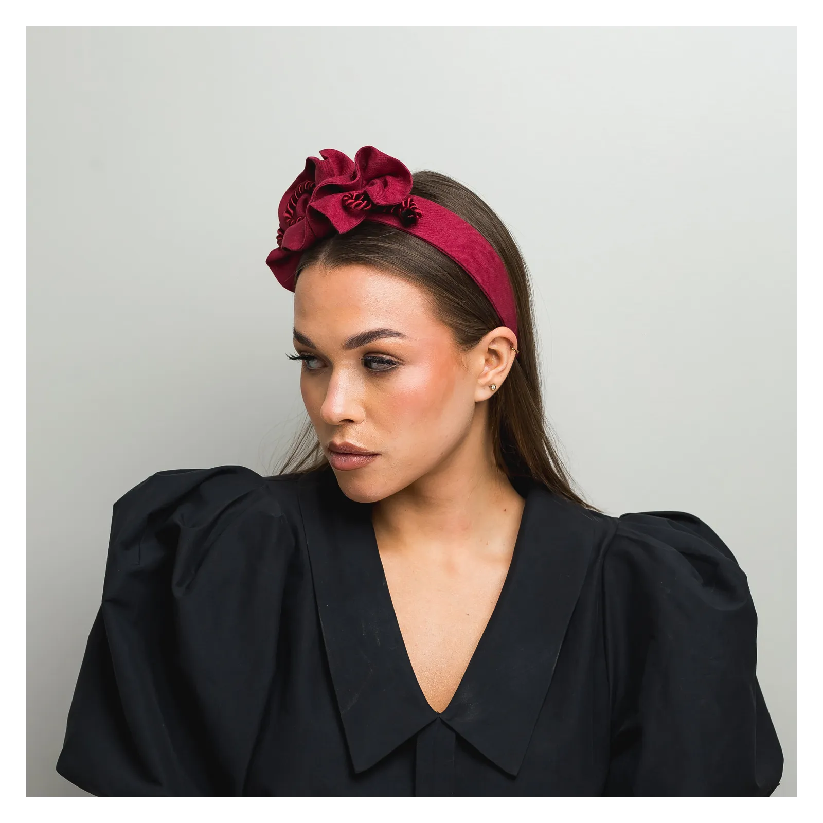 Wiśniowa lniana opaska z ozdobą i sznurkiem.