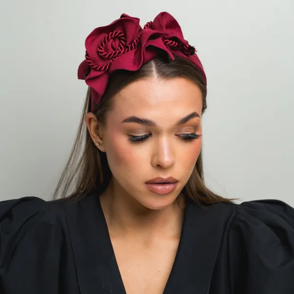 Wiśniowa lniana opaska z ozdobą i sznurkiem.